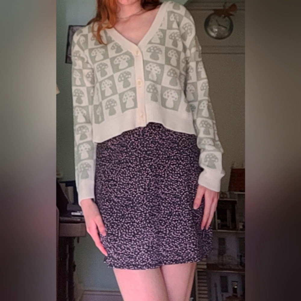 Mushroom cropped sweater